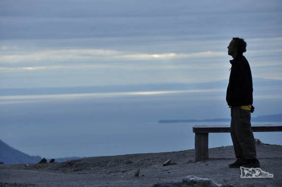 Observando o mar do alto do vulcão Chaitén, no sul do Chile